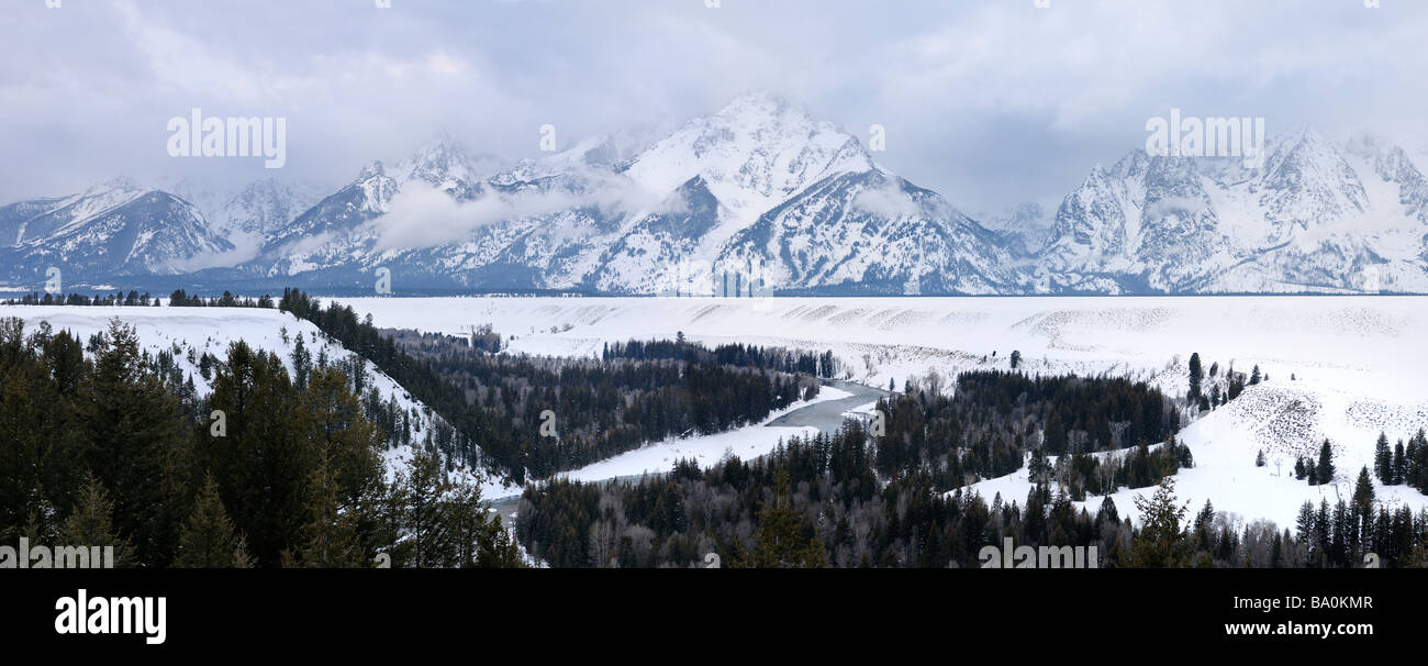 Panorama del Grand Teton picchi e Snake River in inverno dal Jackson Hole si affacciano wyoming Foto Stock