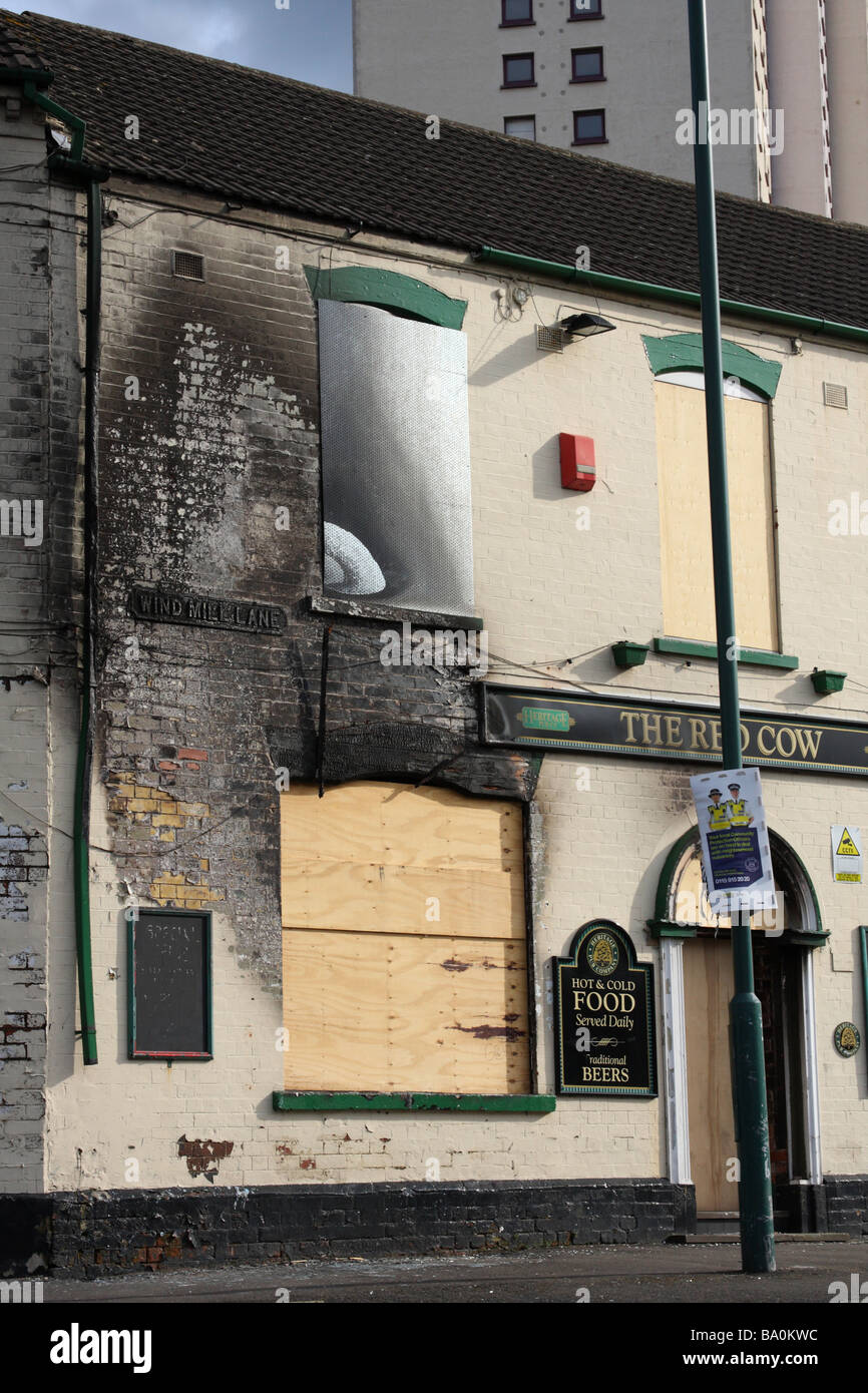 Un incendio danneggiato abbandonati casa pubblica nella zona di Sneinton di Nottingham, Inghilterra U.K. Foto Stock