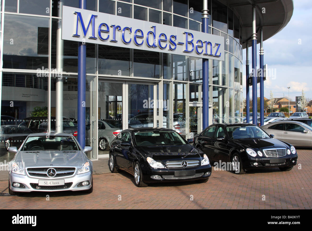 Una Mercedes-Benz concessionaria in una città del Regno Unito. Foto Stock