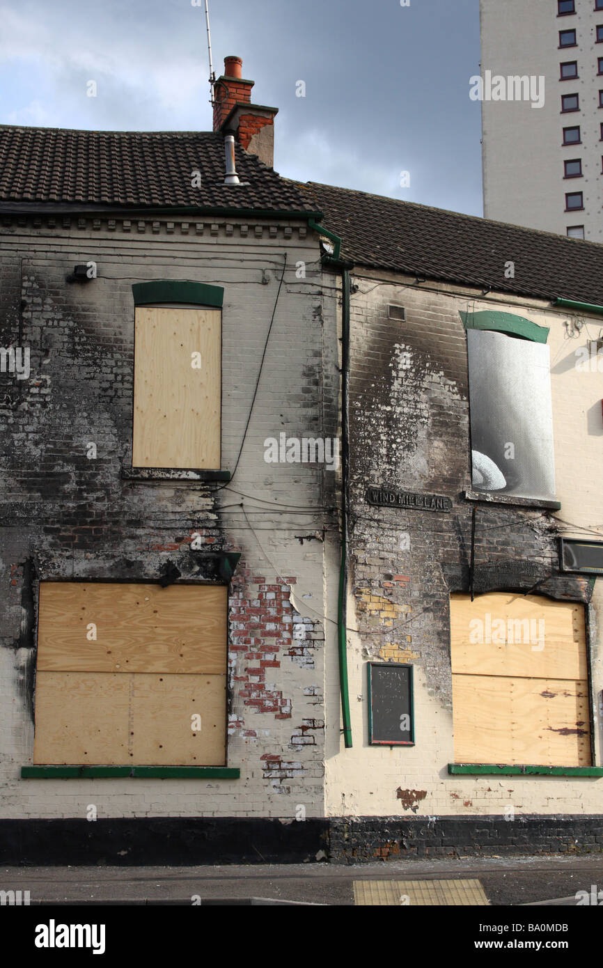 Un incendio danneggiato abbandonati casa pubblica nella zona di Sneinton di Nottingham, Inghilterra U.K. Foto Stock