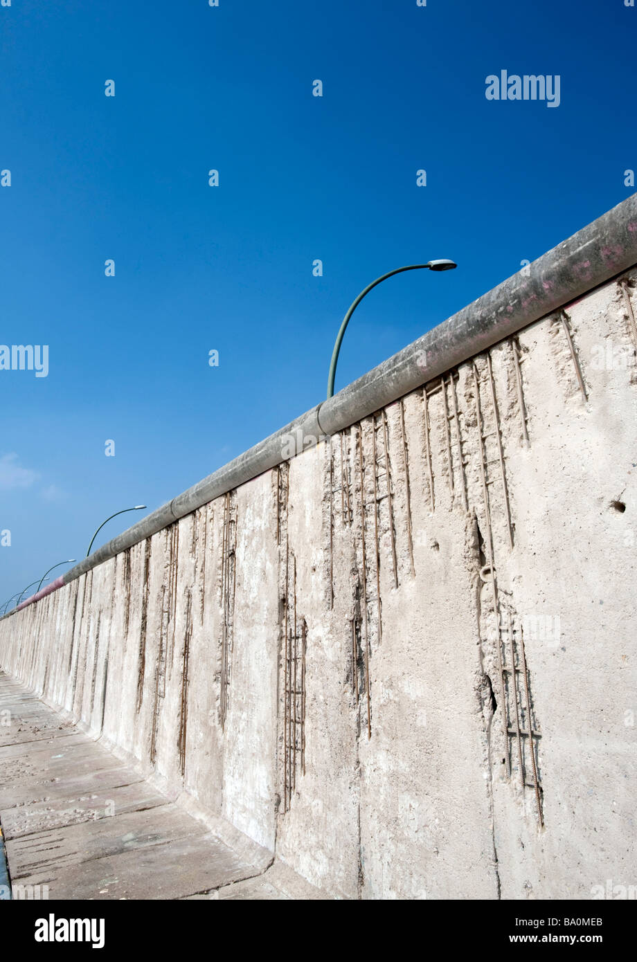 Uno dei pochi restanti sezioni del muro di Berlino all'East Side Gallery di Berlino Foto Stock