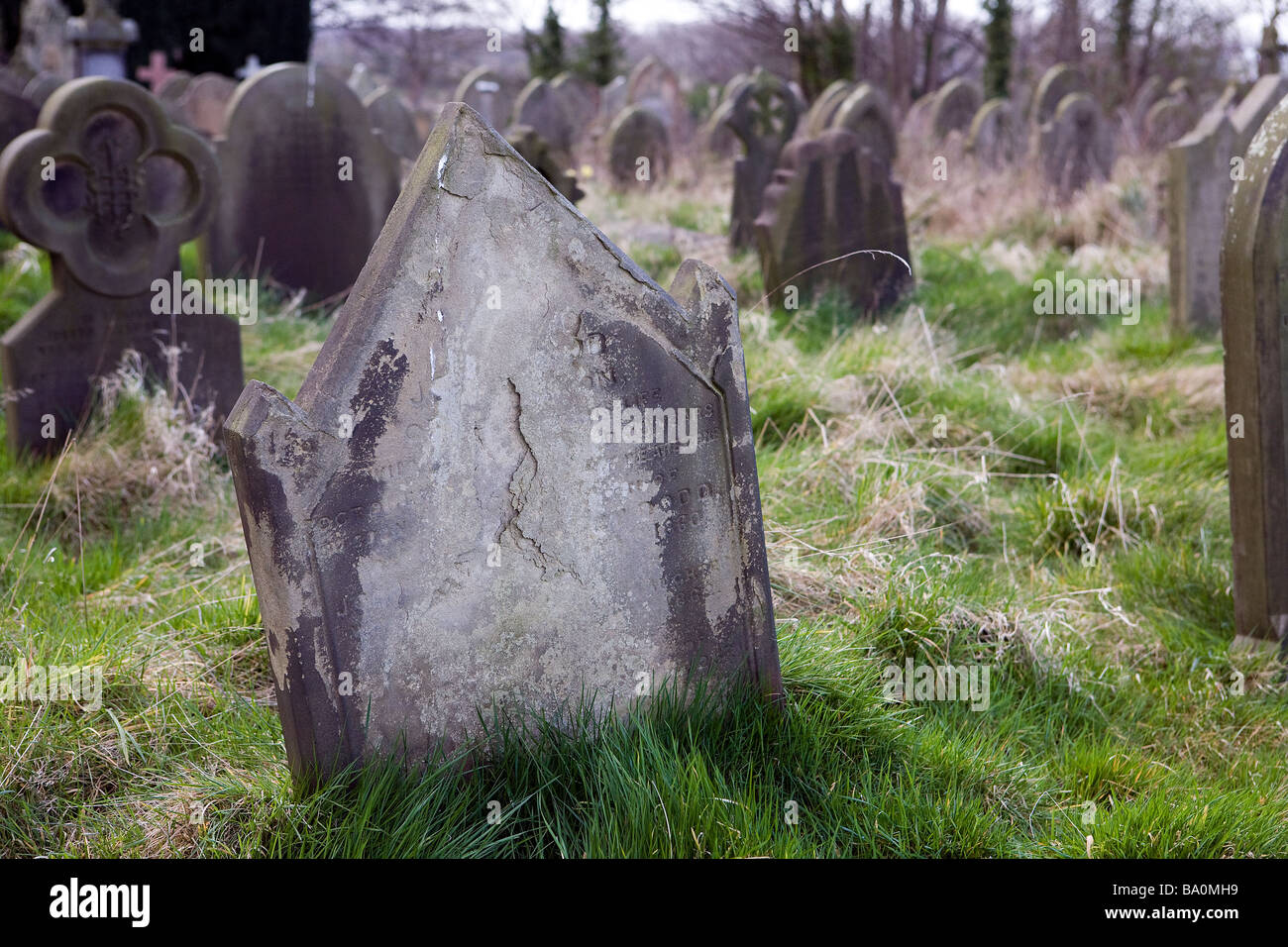 Vista attraverso un grave yard che mostra la tomba di pietre scompaiono nella distanza alla chiesa di Santa Maria, Thornton-le-Mori, Cheshire Foto Stock