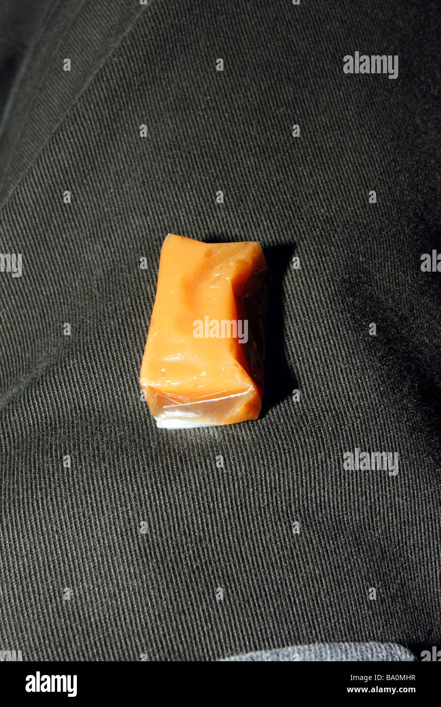 Avvolto brown caramella luce sul tessuto denim. Foto Stock