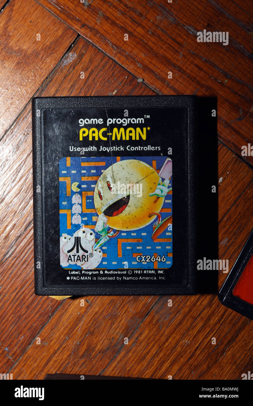 Pacman Atari video gioco cartuccia sul pavimento di legno. Foto Stock