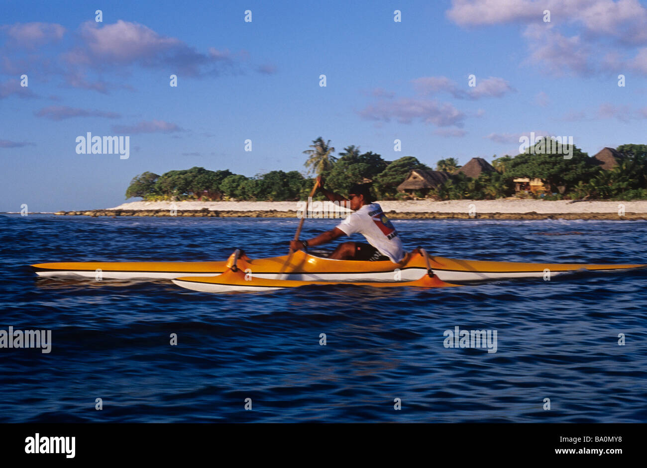 Pagaiando un stampati in vetroresina canoa outrigger in Avatoru Pass in Rangiroa Atoll del Tuamotus in Polinesia francese Foto Stock