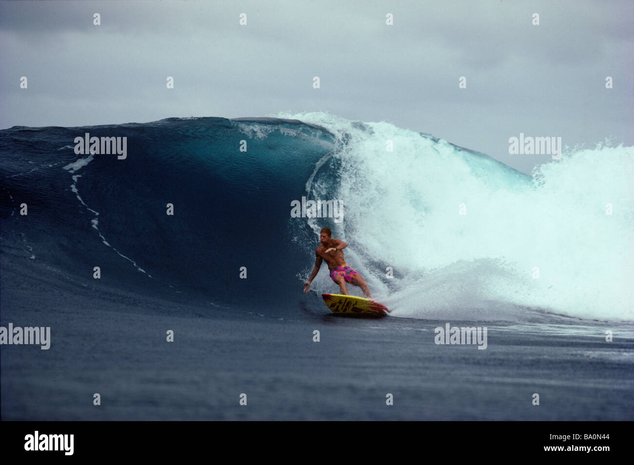 Surfer rendendo in fondo girare la zuppa in ciotole sulla costa est di Barbados Foto Stock