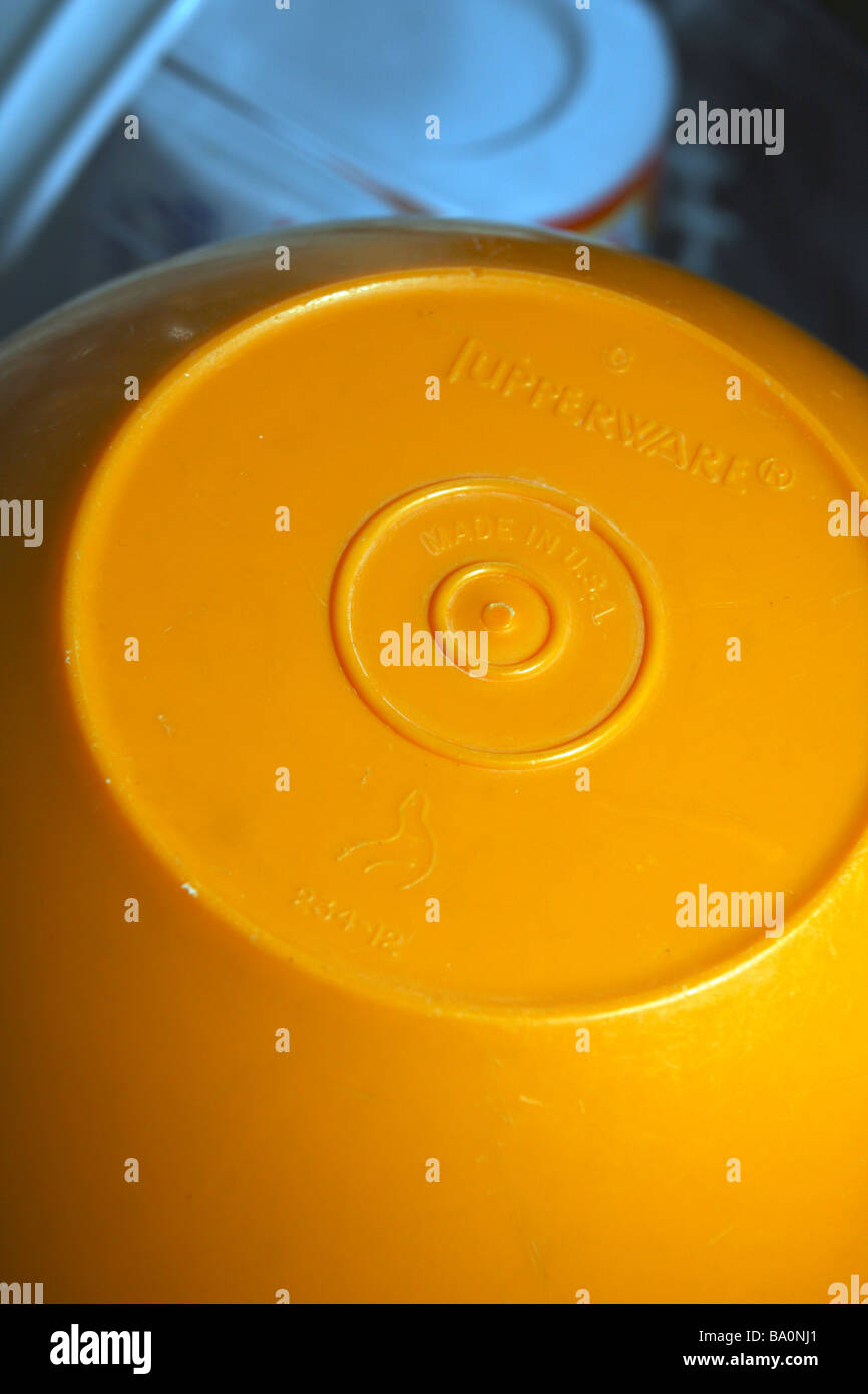 Giallo arancione Tupperware ciotola capovolta che mostra il logo, ca 1990s  Foto stock - Alamy