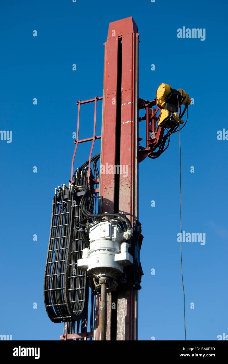 La torre e la punta di perforazione di Sonic pozzo di acqua impianto di perforazione. Foto Stock