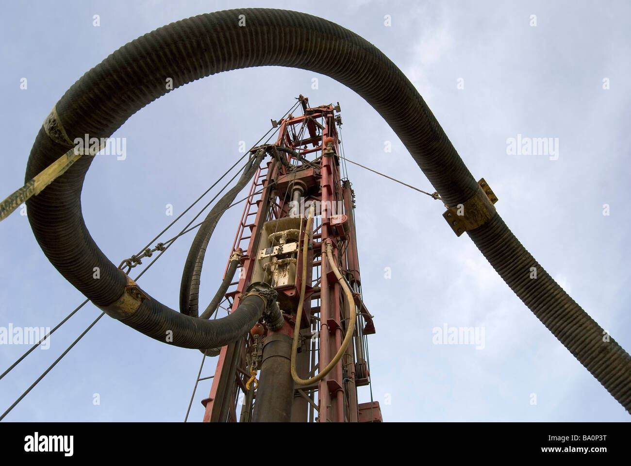 La torre e il tubo flessibile di scarico per l'aria perforazione rotativa rig con involucro martello questa apparecchiatura è comunemente utilizzato per la perforazione di pozzi d'acqua Foto Stock