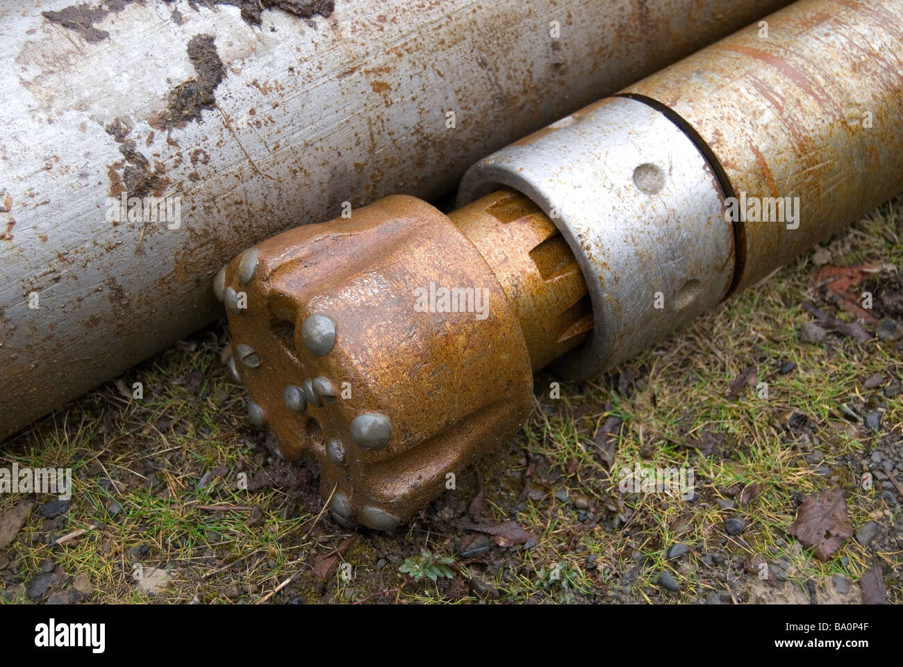 Martello downhole bit con punte di carburo noto anche come aria punta da perforazione a percussione. Foto Stock