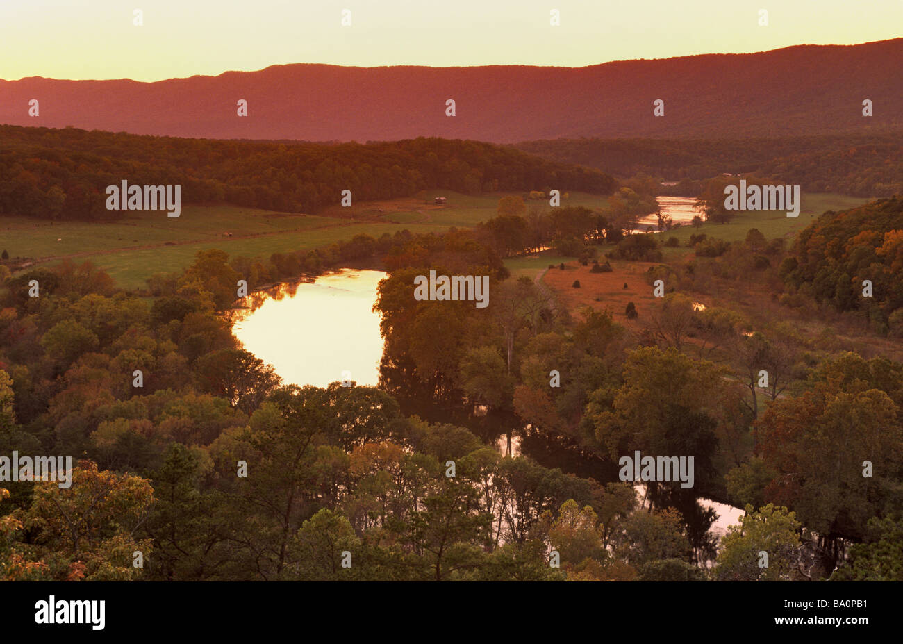 Shenandoah River St Park a Shenandoah Valley con Massanutten Mtn in dist tramonto Virginia STATI UNITI D'AMERICA Foto Stock
