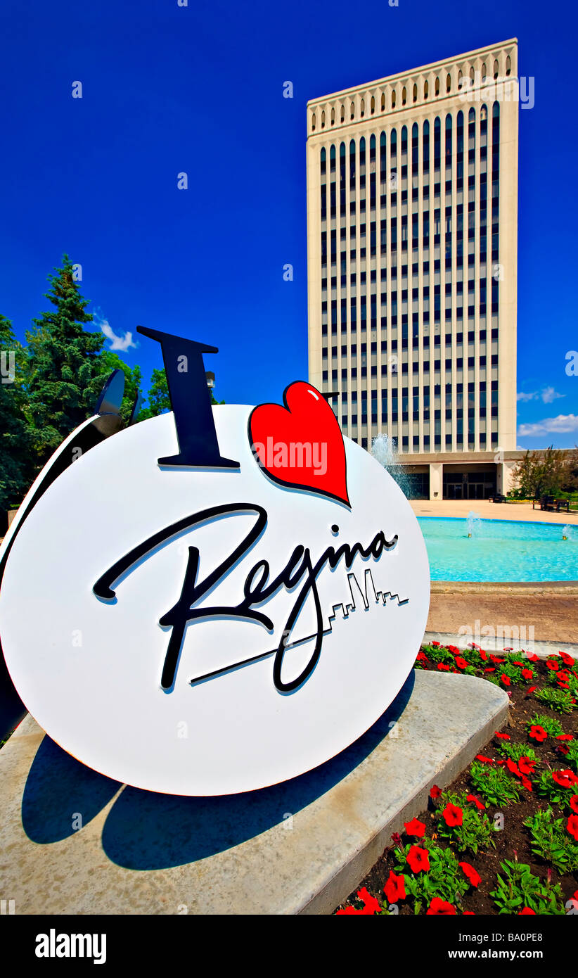 Municipio edificio e fontana nel Queen Elizabeth II Corte città di Regina Saskatchewan Canada Foto Stock