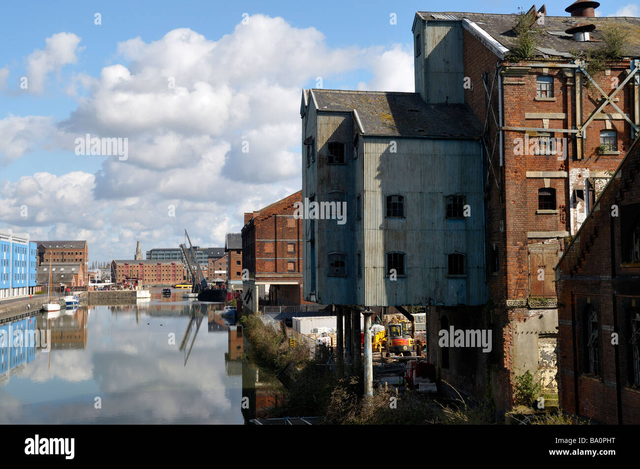 Abbandonati gli edifici industriali lato banchina di Gloucester Docks impostato per rinnovo 2009 Foto Stock