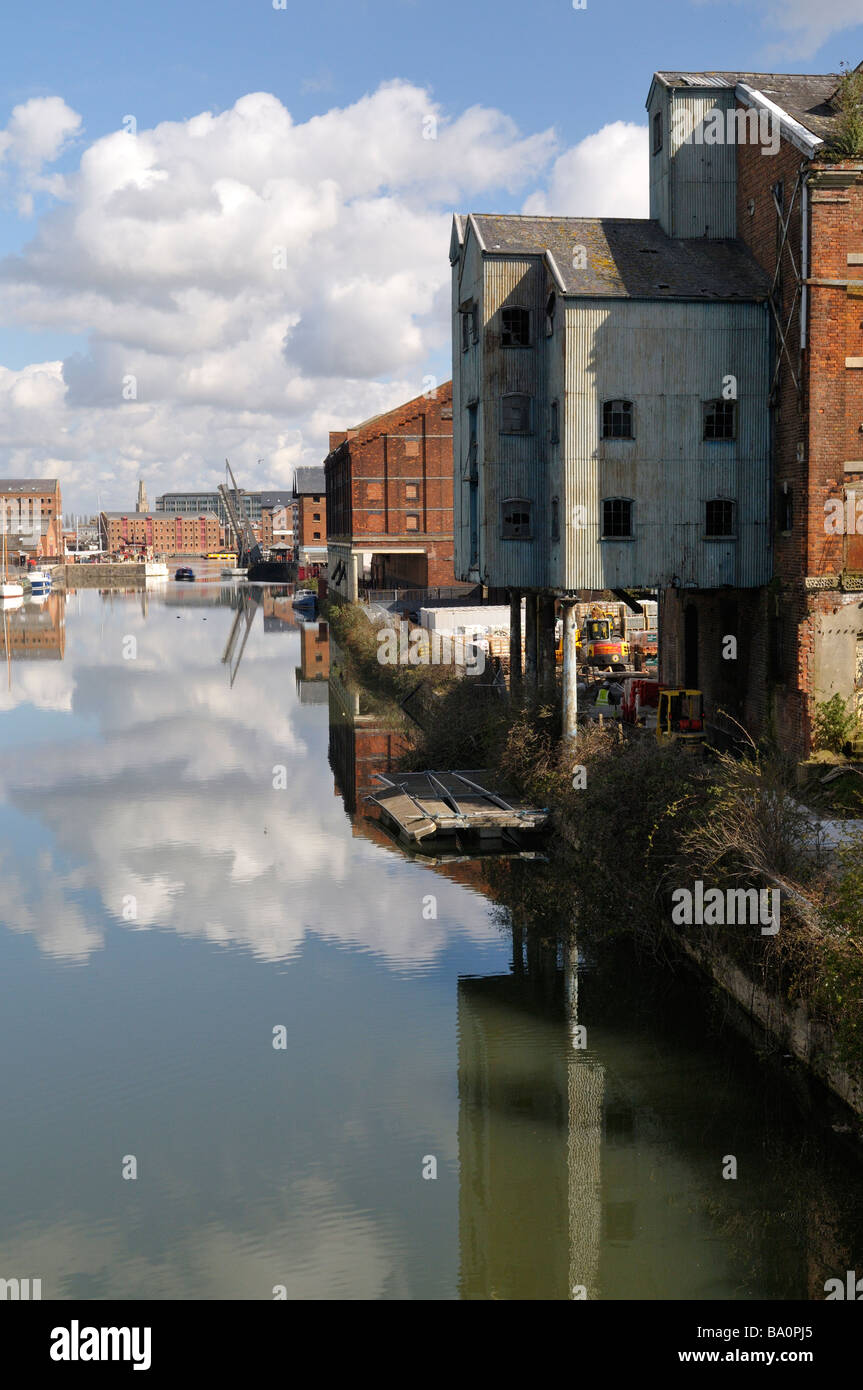 Abbandonati gli edifici industriali lungo la banchina lato di Gloucester Docks impostato per rinnovo 2009 Foto Stock