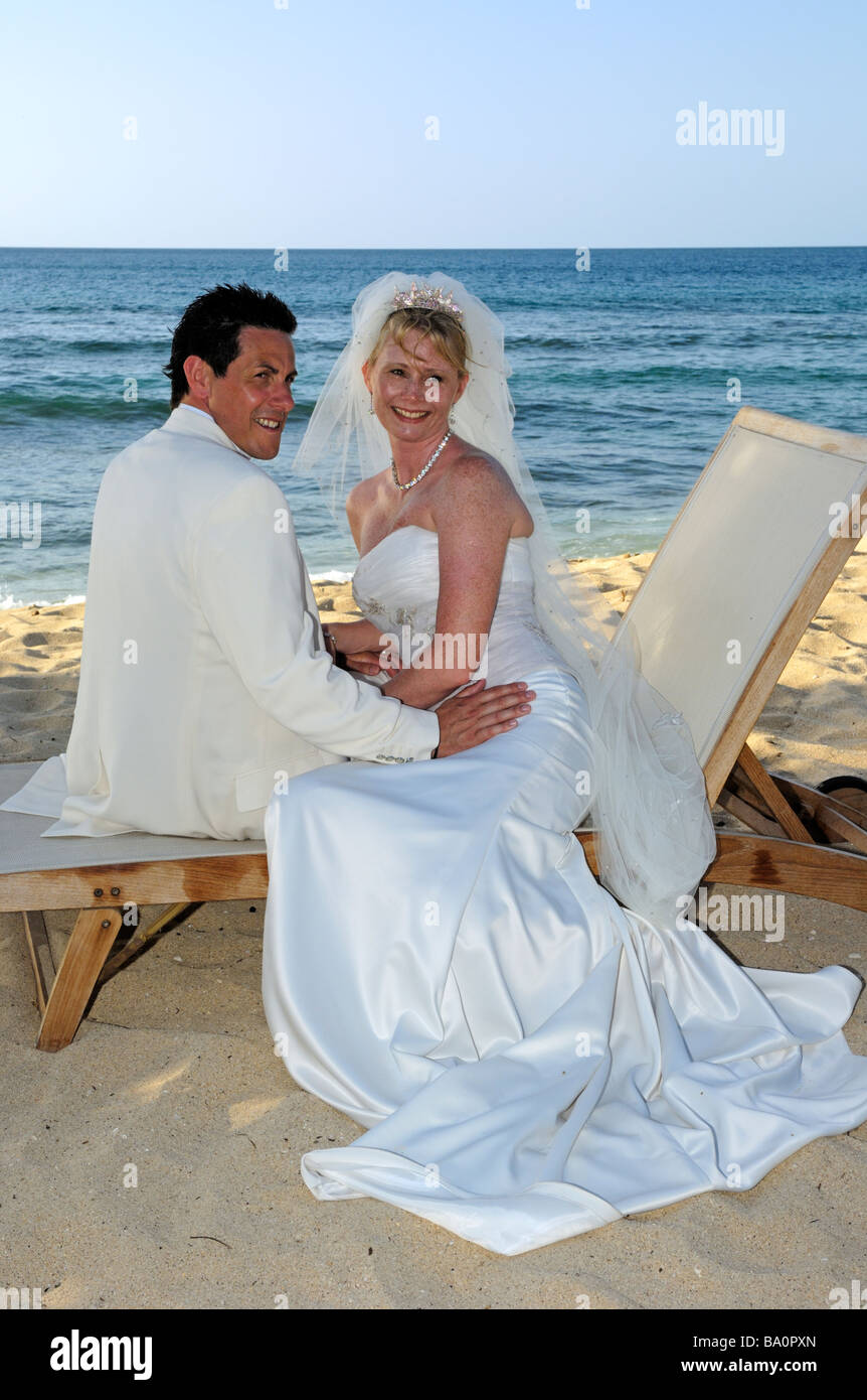 Sposi novelli sulla tropicale spiaggia dei Caraibi Foto Stock