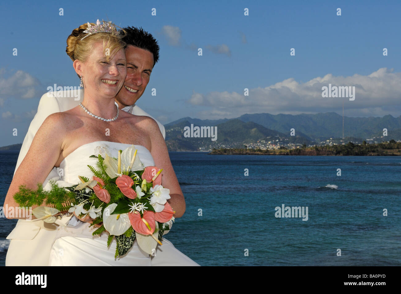 Sposi novelli sulla terrazza di tropicale isola dei Caraibi si affaccia su St George nella distanza Grenada Foto Stock