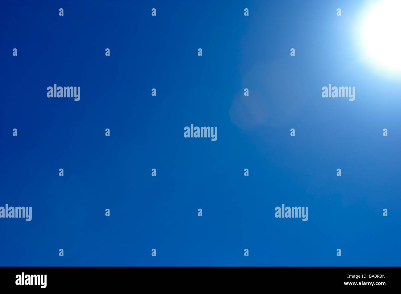 Sun flare nel cielo blu Foto Stock