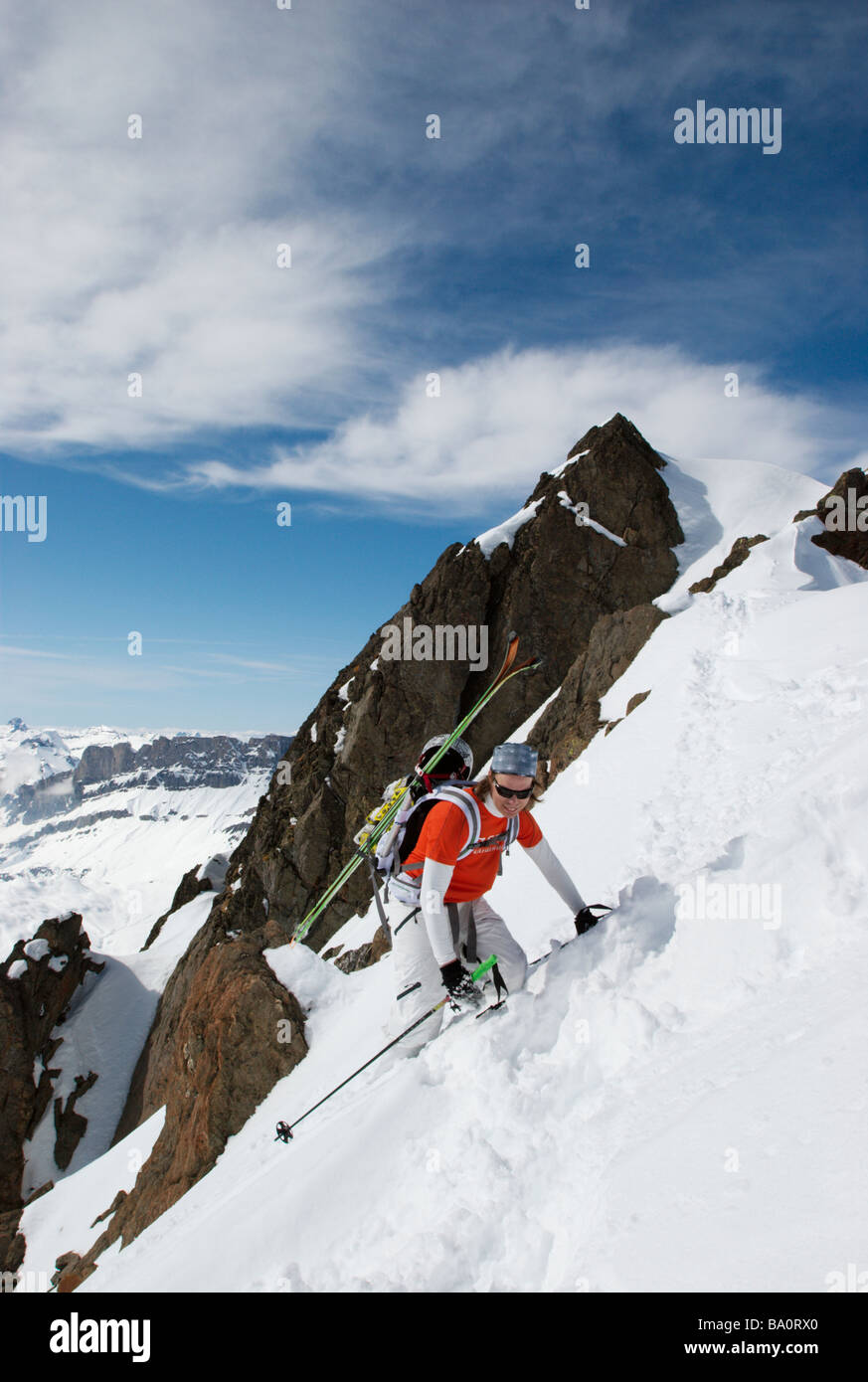 Sciatore a scalare una montagna, Chamonix, Francia Foto Stock