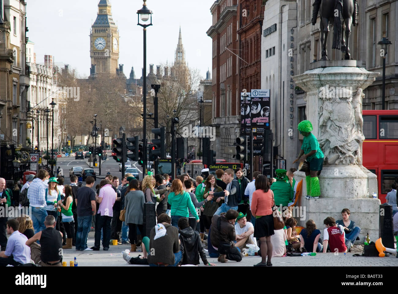 Gruppi di persone vicino a Trafalgar Square, il giorno di San Patrizio nel Festival in Londra England Regno Unito 2009 Foto Stock