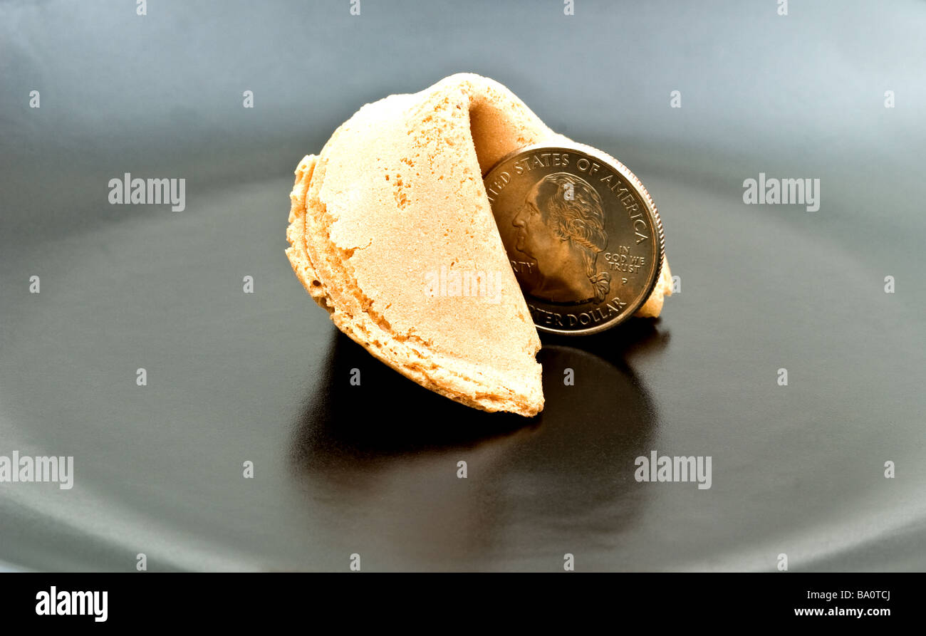 Il cinese fortune cookie avvolto intorno a un American Quarter coin Foto Stock