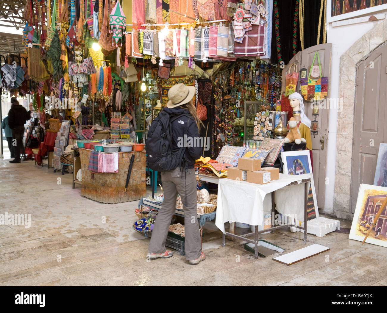 Un turista di acquisto di souvenir a un mercato in stallo, Jerash, Giordania Foto Stock