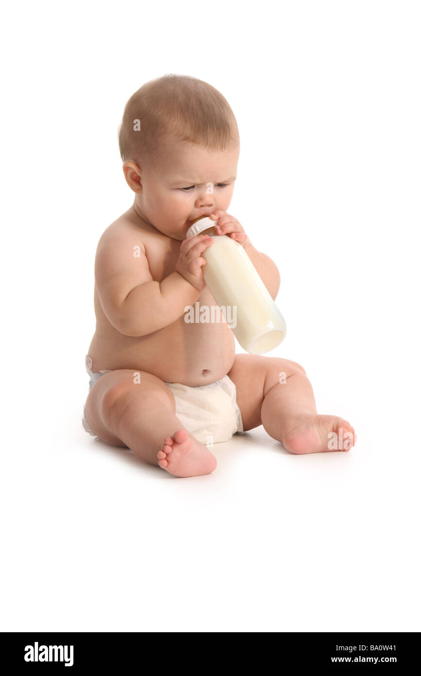 Bambino con bottiglia su sfondo bianco Foto Stock