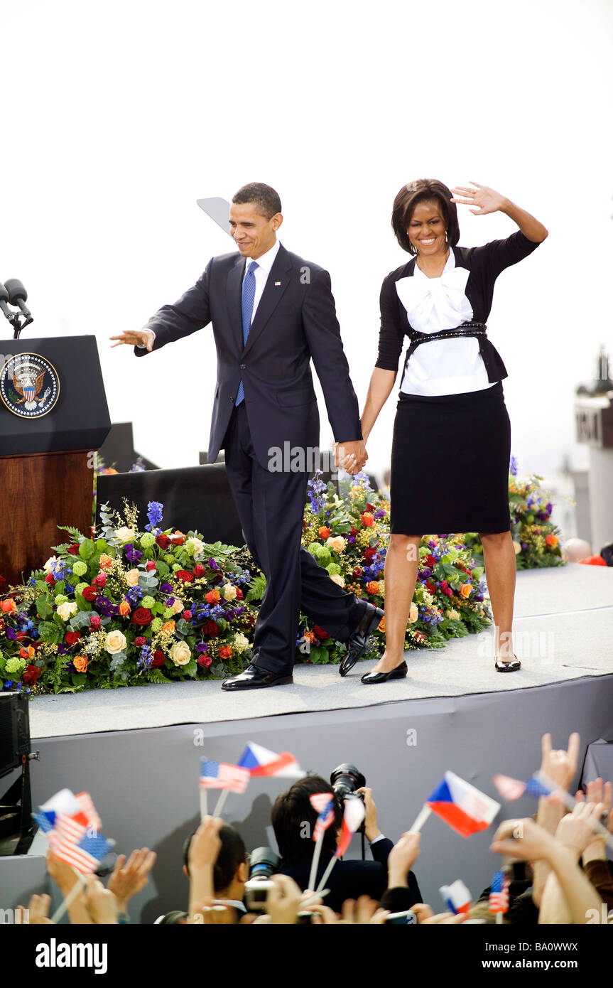 Stati Uniti Il presidente Barack Obama e il presidente la moglie Michelle Obama, wave alla folla prima di Obama il discorso di Praga. Foto Stock