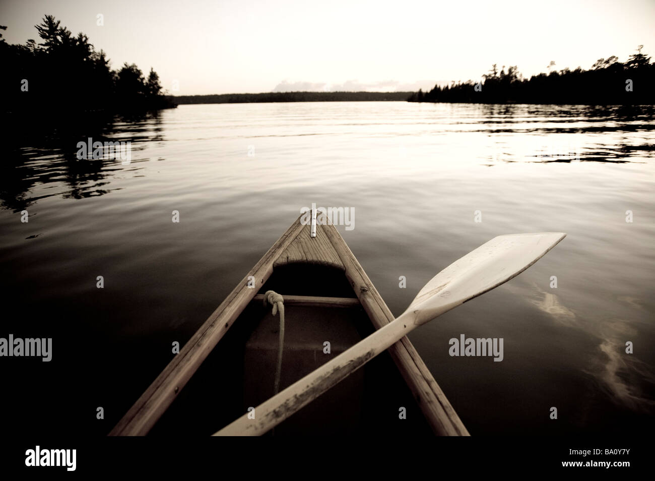 Il lago dei boschi, Ontario, Canada; barca sull'acqua Foto Stock