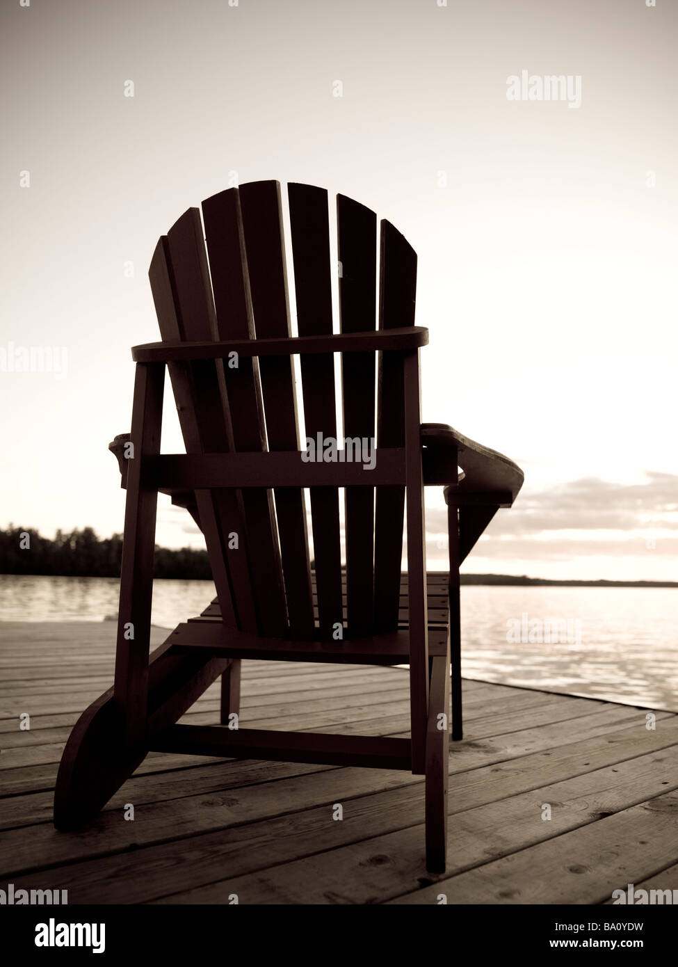Il lago dei boschi, Ontario, Canada; sedia Adirondack su un dock Foto Stock