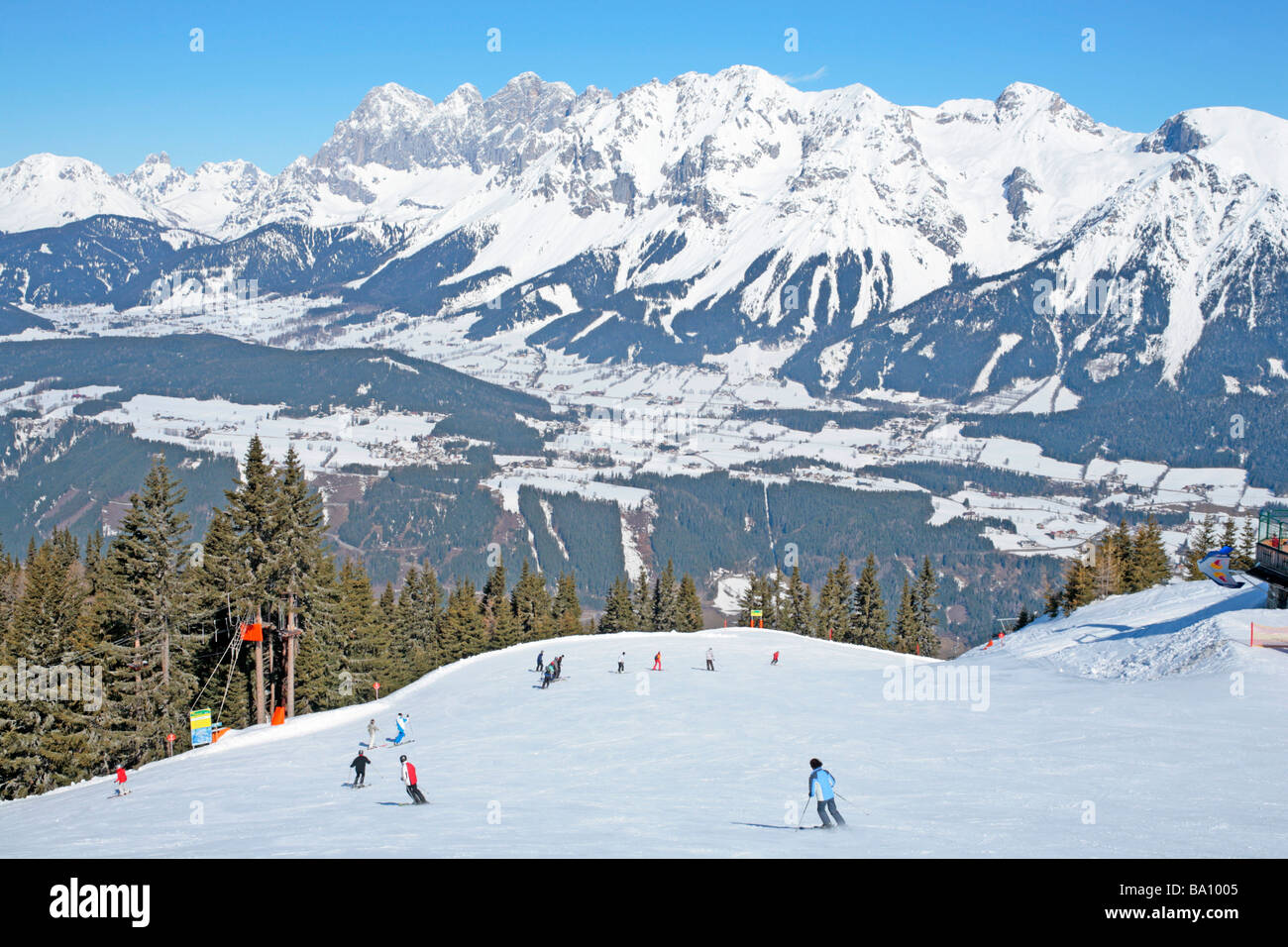 Lo sci alpino nella parte anteriore del Dachstein Mountain, Stiria, Austria Foto Stock