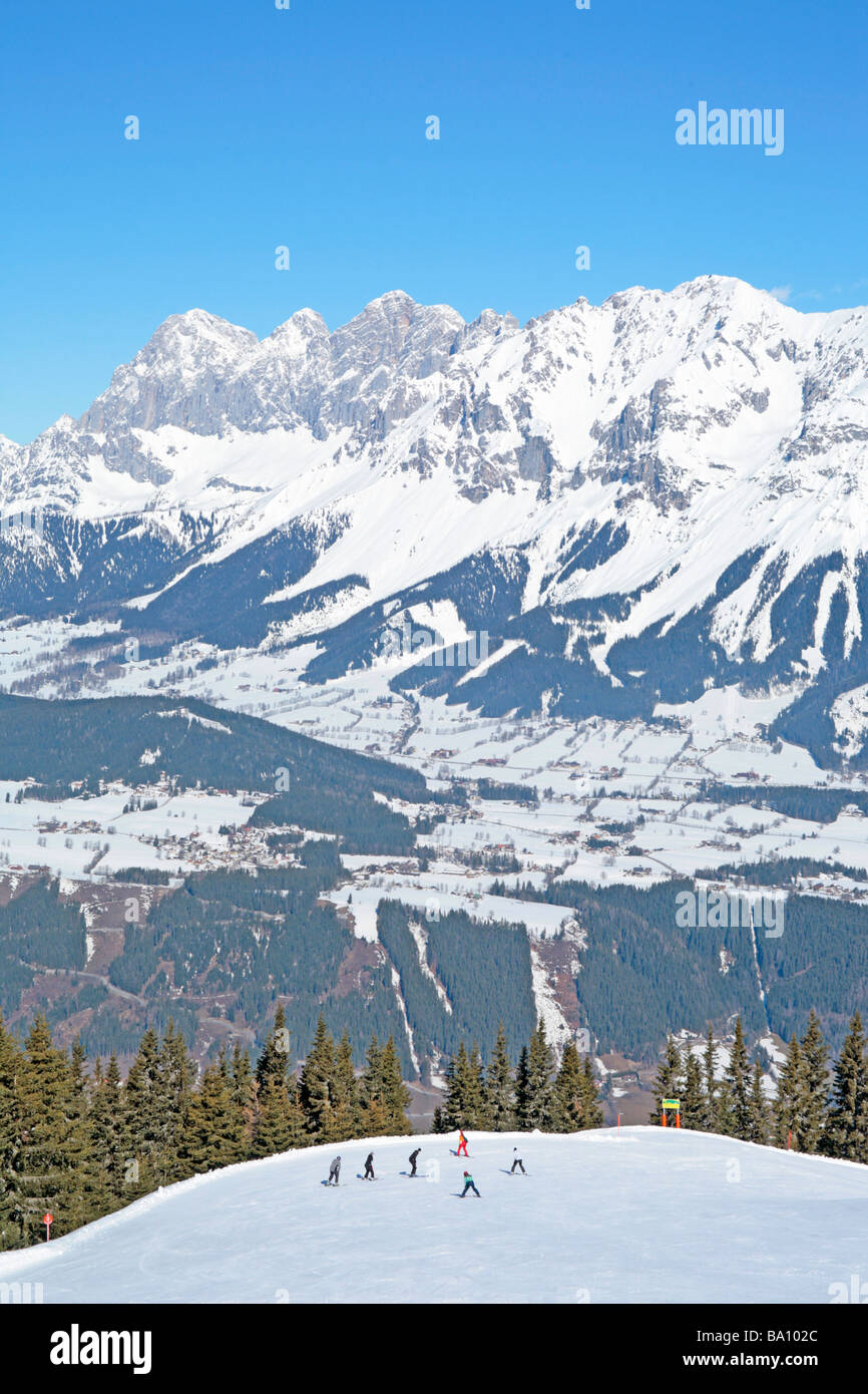 Lo sci alpino nella parte anteriore del Dachstein Mountain, Stiria, Austria Foto Stock