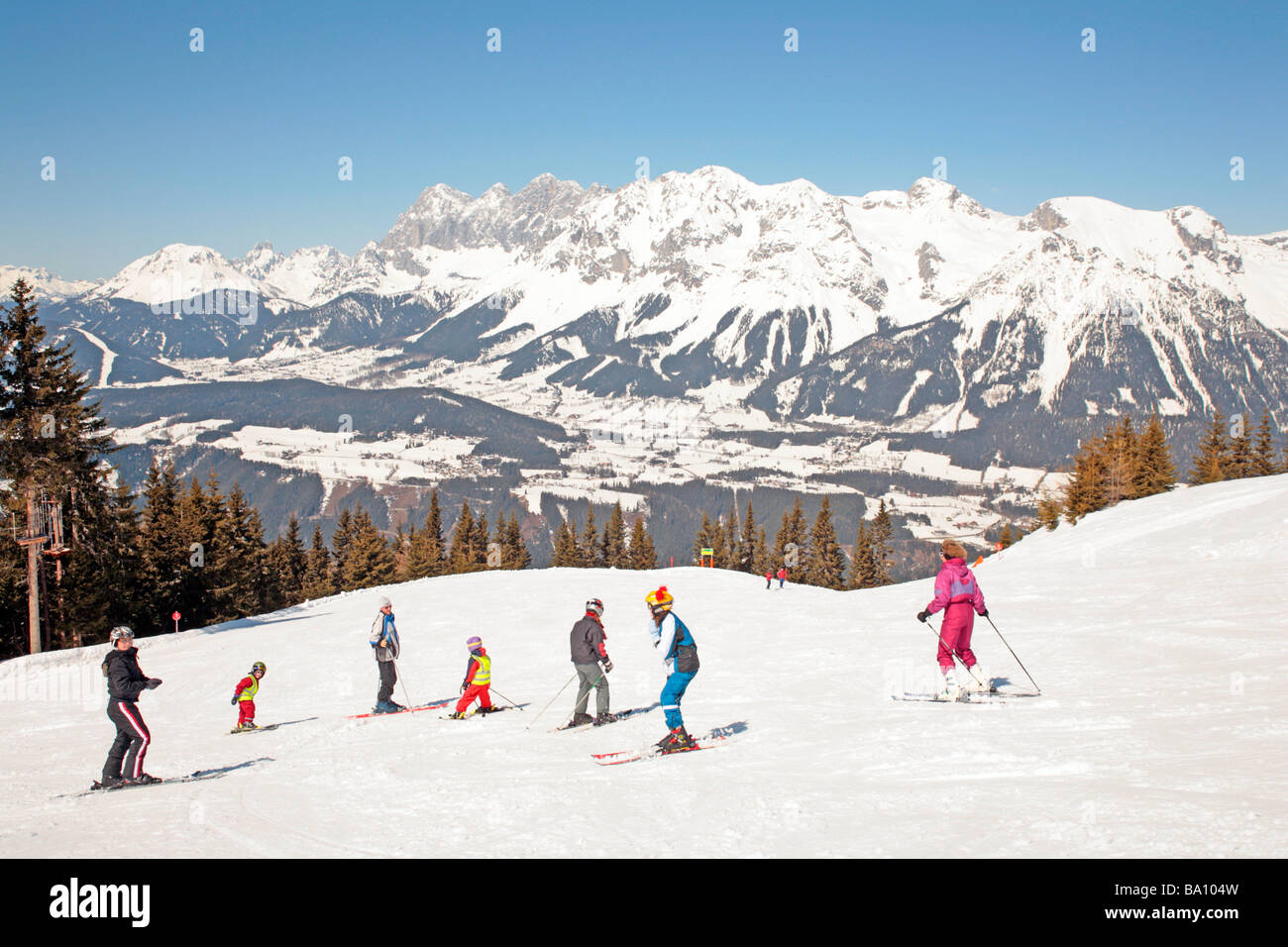 Gli alpini sciatori nella parte anteriore del Dachstein montagna, Planai, Stiria, Austria Foto Stock