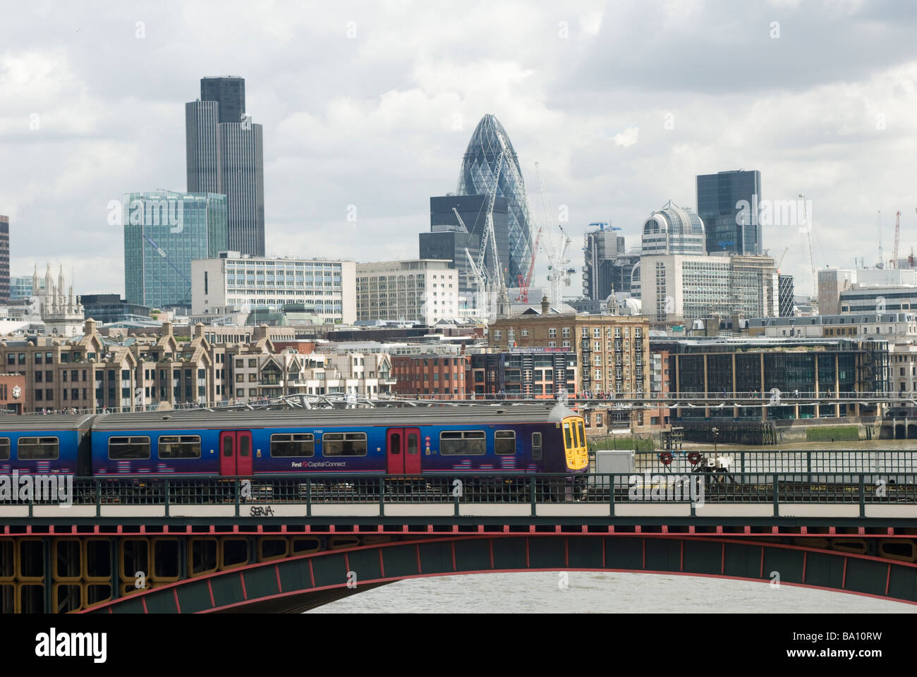 Treno in prima capitale collegare livrea attraversando blackfriars Railway Bridge di Londra Inghilterra Foto Stock