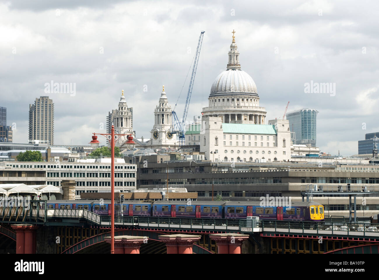 Treno in prima capitale collegare livrea attraversando blackfriars Railway Bridge di Londra Inghilterra Foto Stock