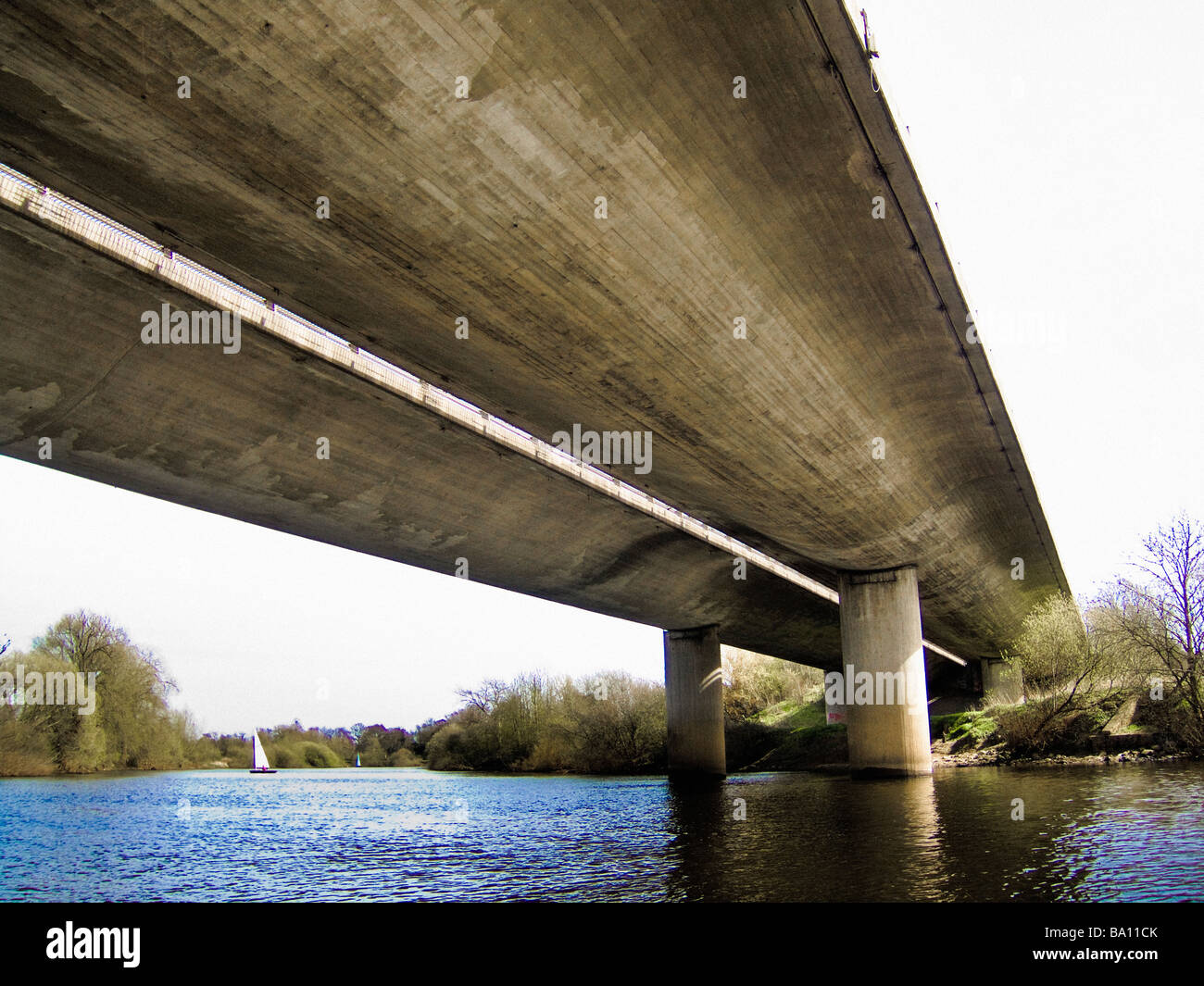 York Ring Road a doppia carreggiata che attraversa il fiume Ouse barche a vela sul fiume, in lontananza Foto Stock