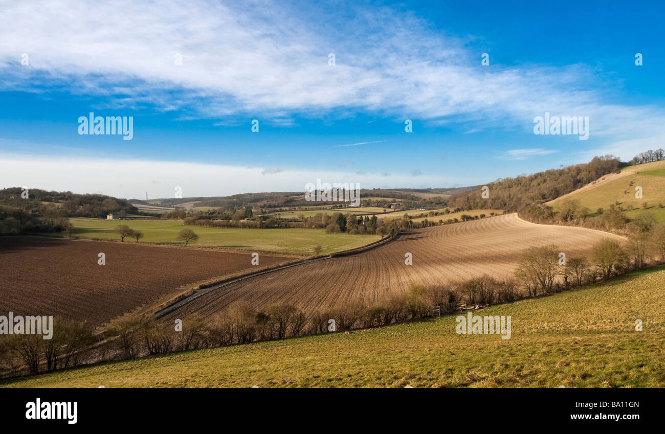 Nuovi campi arati nel Buckinghamshire campagna con Stokenchurch torre delle comunicazioni in background Foto Stock