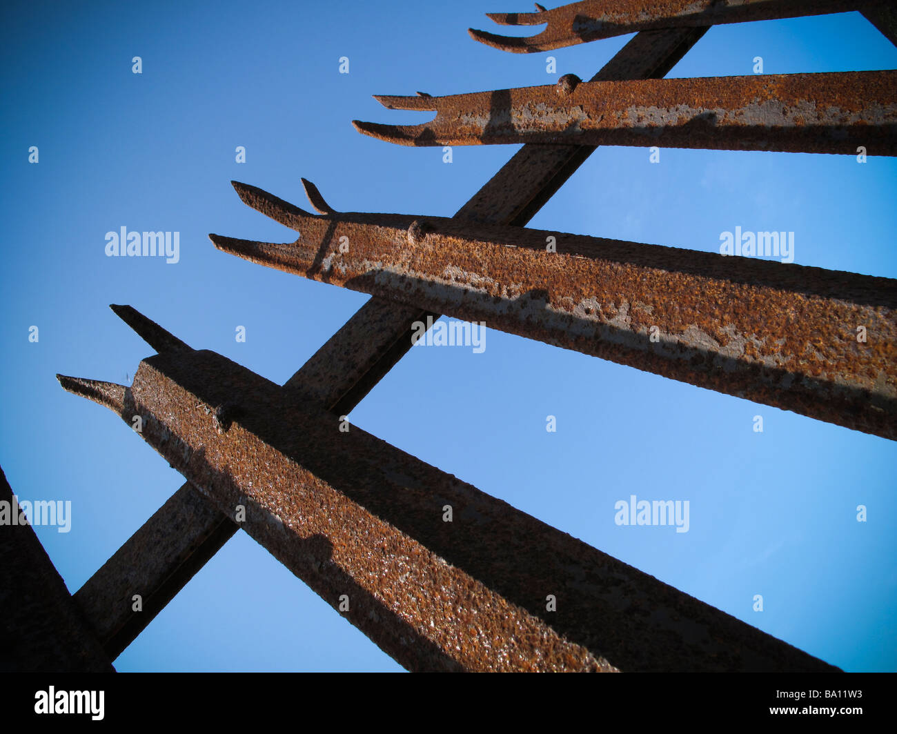 In alto di rusty palizzata recinto di sicurezza Foto Stock