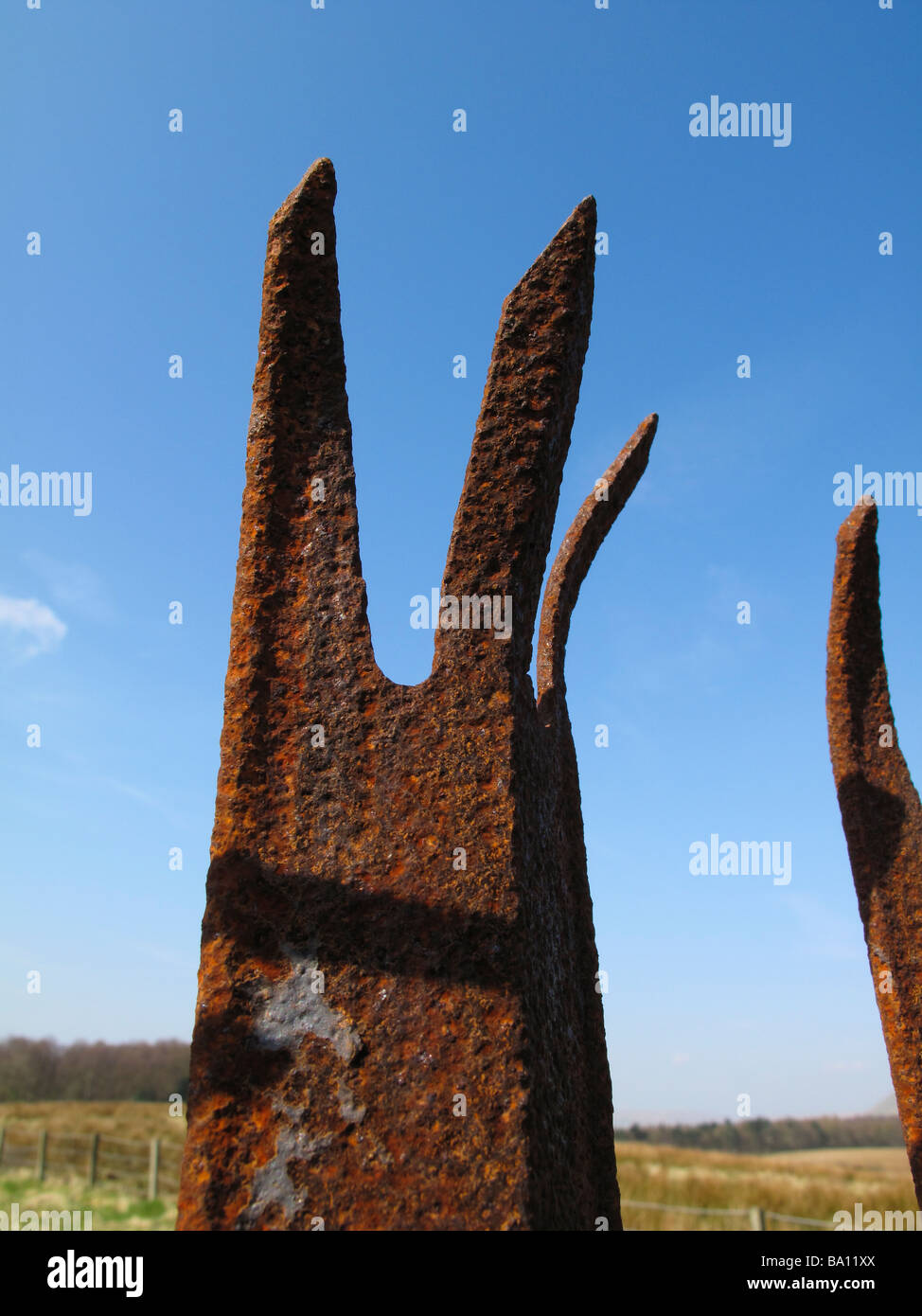 In alto di rusty palizzata recinto di sicurezza Foto Stock