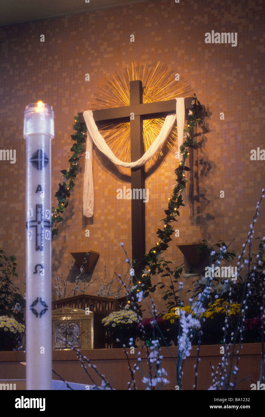 Croce panno altare chiesa cero pasquale messa cattolica Foto Stock