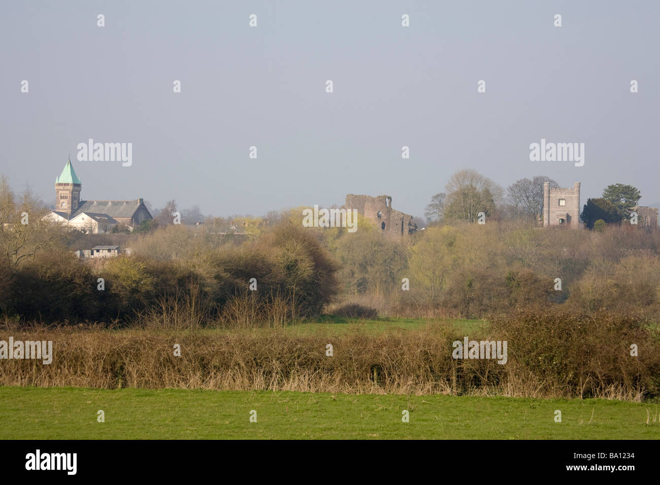 Abergavenny Monmouthshire Wales UK Marzo vista di questa città mercato gateway per il Galles del Sud di Market Hall tenere il castello e museo Foto Stock