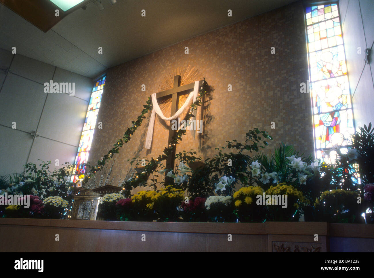 Croce panno altare chiesa cero pasquale messa cattolica Foto Stock
