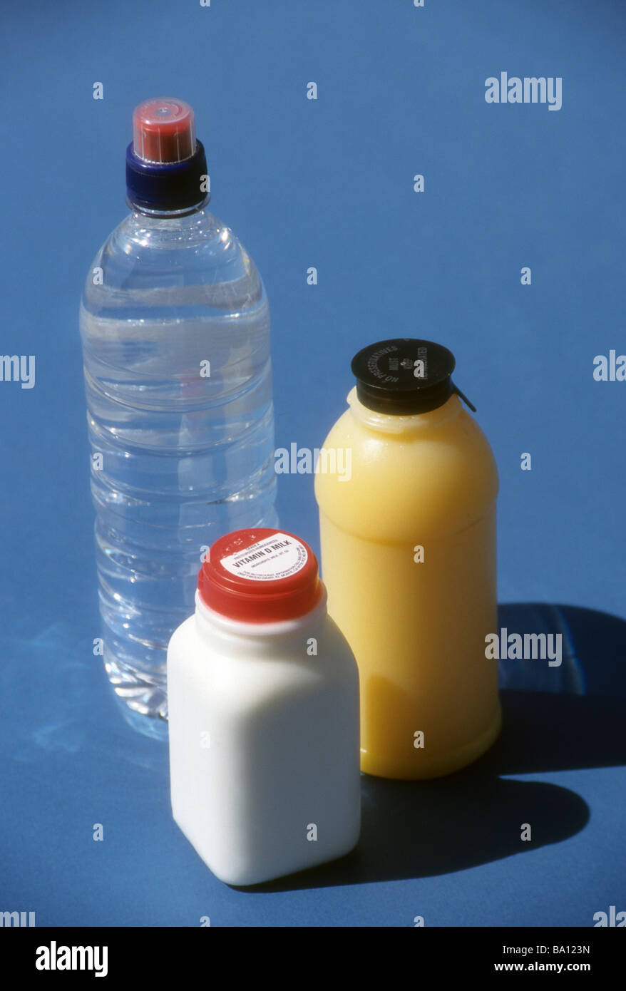 Contenitore in plastica acqua in bottiglia di succo di arancia bevanda di  latte da bere vay varie dimensioni chiara freddo smerigliato guarnizione  tappo di sicurezza alimentare per la salute Foto stock -