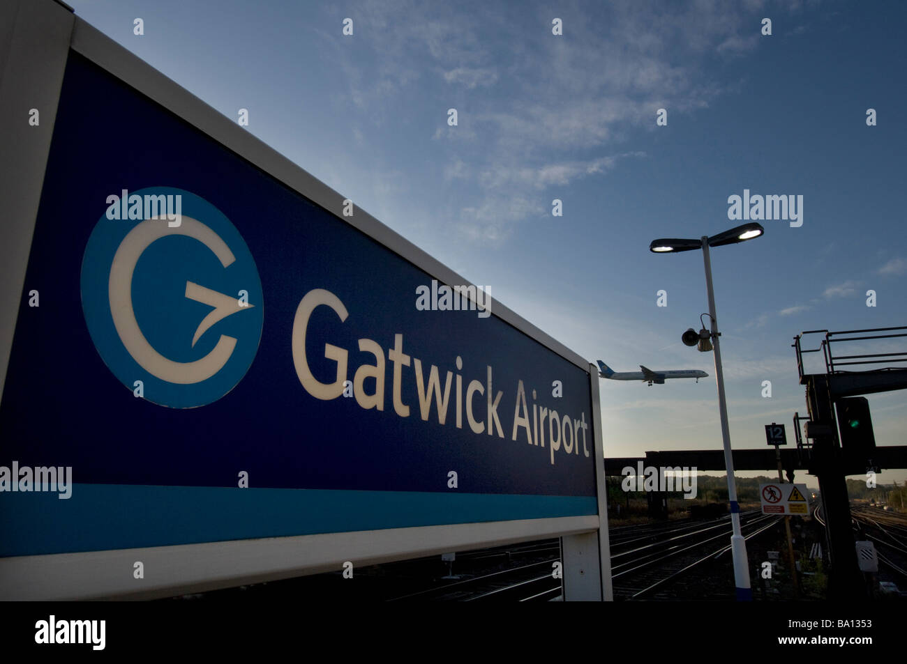 Thomas Cook Boeing 757 Jet aereo atterra sopra la stazione ferroviaria a Gatwick Foto Stock