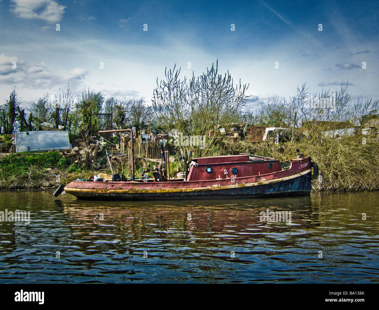 Barca ormeggiata sulle rive del fiume Ouse a York. Foto Stock