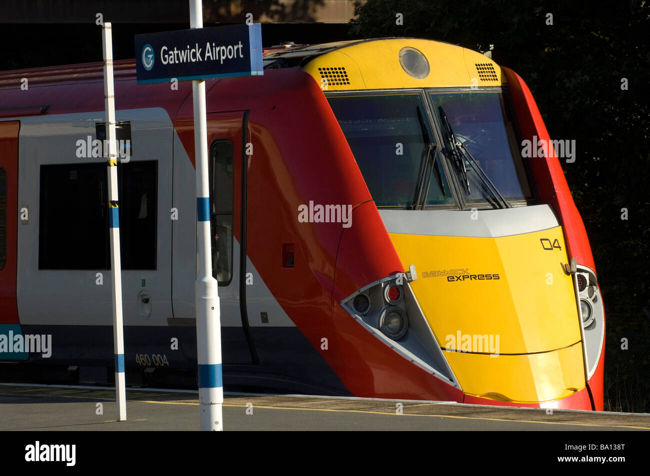Un treno Gatwick Express sorge nella piattaforma della stazione ferroviaria dell'aeroporto di Gatwick Foto Stock