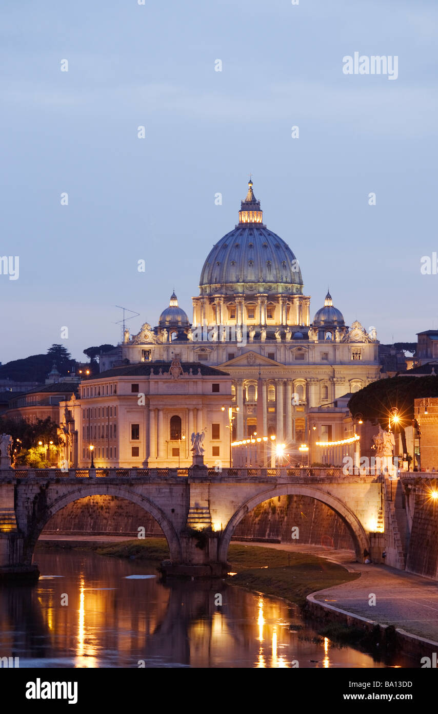 Basilica di San Pietro in serata Città del Vaticano Roma Italia Foto Stock