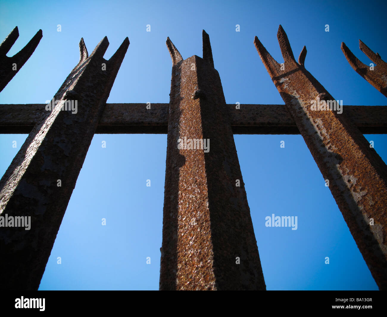 In alto di rusty palizzata recinto di sicurezza Foto Stock