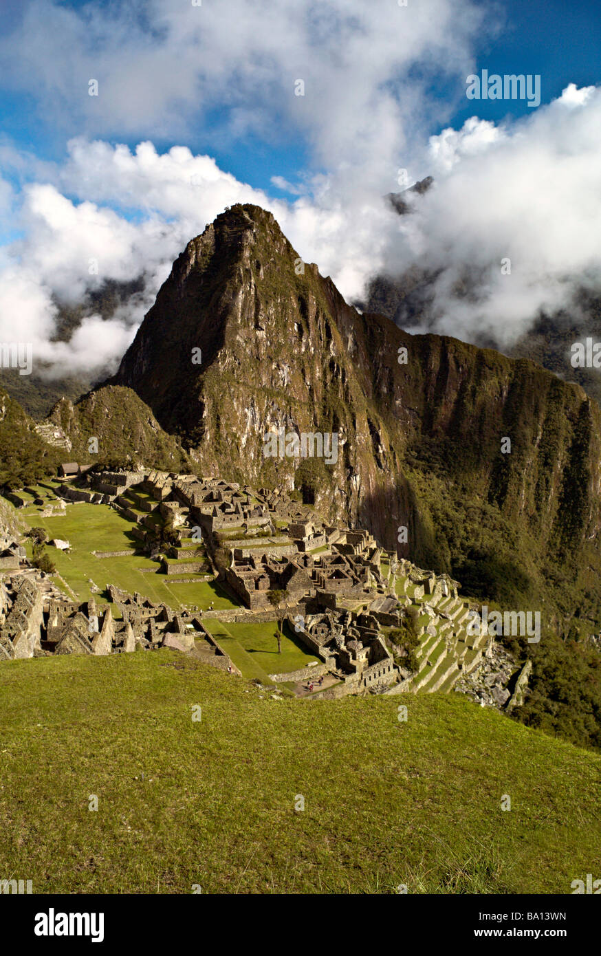 Il Perù MACHU PICCHU visualizzazione classica del Machu Picchu dalle terrazze Incas con Huayna Picchu in background Foto Stock