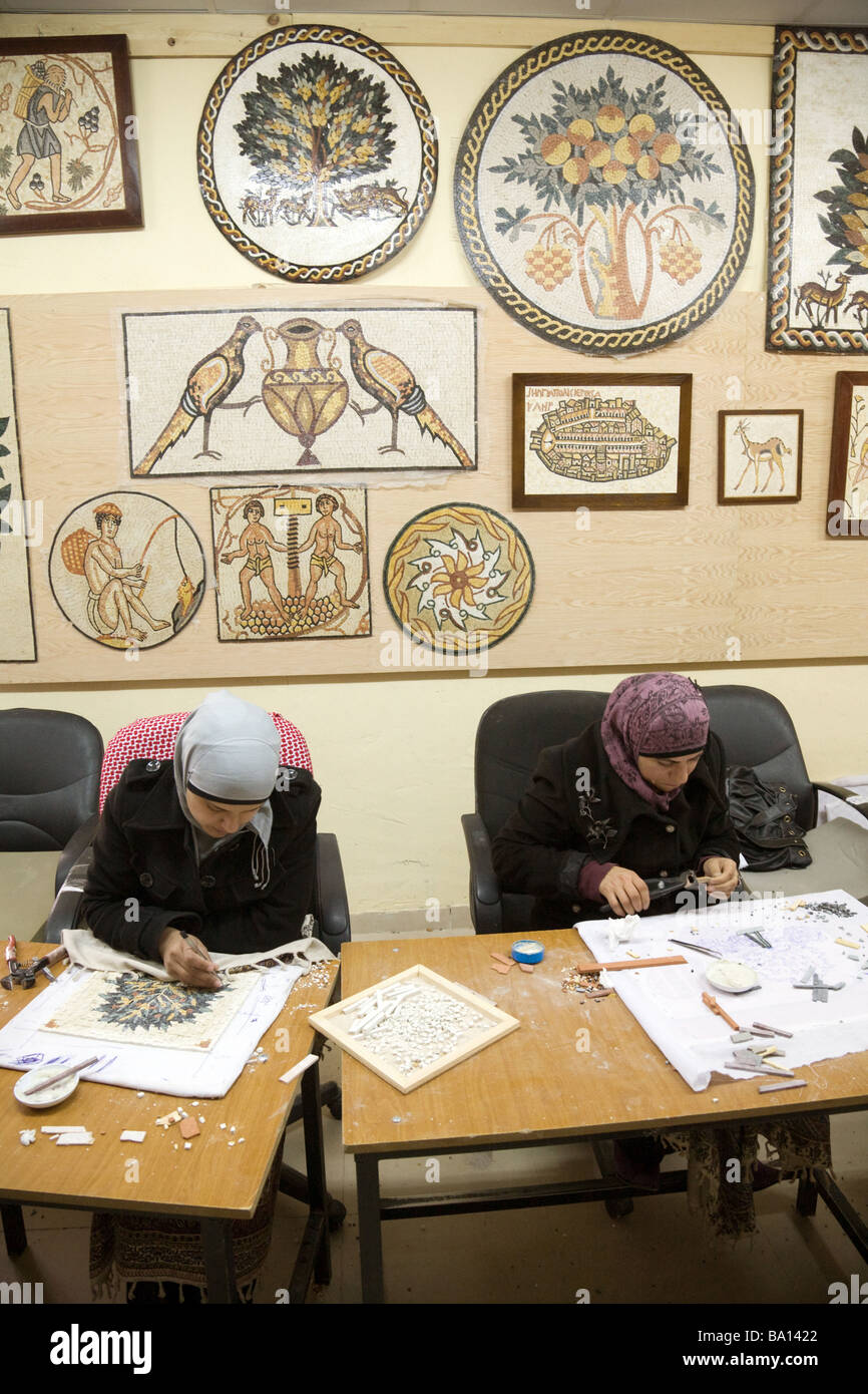 Il mosaico dei lavoratori durante il lavoro, Madaba, Giordania Foto Stock