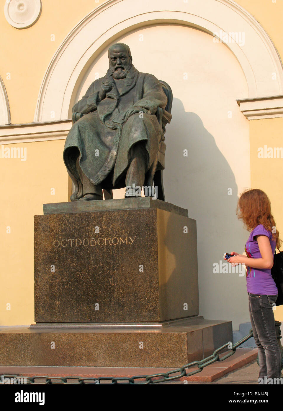 Statua al famoso scrittore russo Ostrovskii Foto Stock